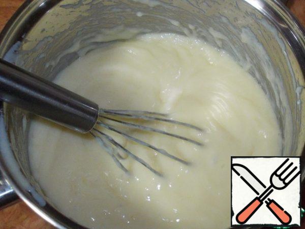 As the mass is heated, it will thicken. Stir the mass with a whisk so that the cream does not burn and does not return. Bring to the first bulkov and remove from heat.