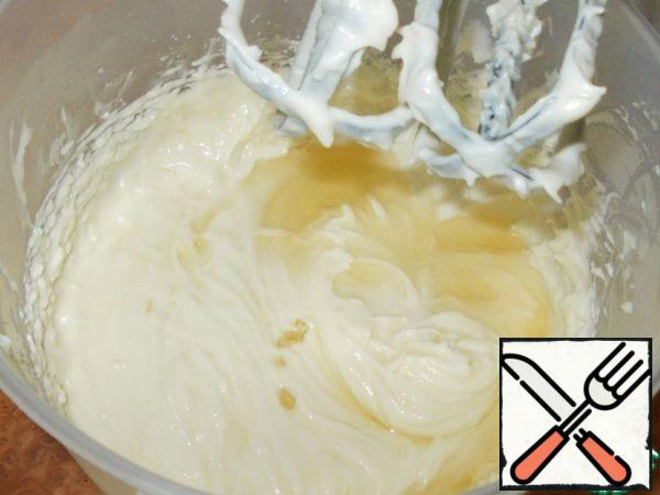 Then extract the cream out of the freezer and add the brandy and beat on high speed of mixer until a smooth homogeneous state! If desired, you can add vanilla! I do not do this in this cream, as I apply it to the spicy dough. 