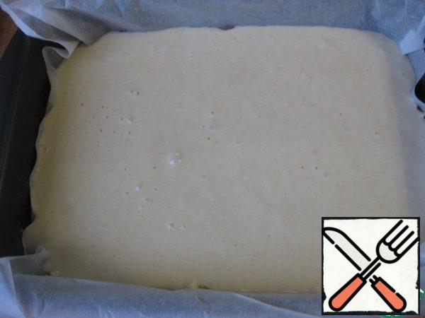 And now we pour our dough on top and put it in a preheated 180C oven, the baking time is from 20 to 60 minutes, again it all depends on the size of the mold - the thinner the dough is poured, the faster the biscuit is baked, I baked for almost an hour.
