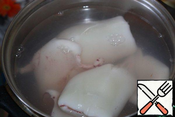 Bring the water to a boil, salt, lower the squid there and, when it boils again, get it. The broth is not yet poured.