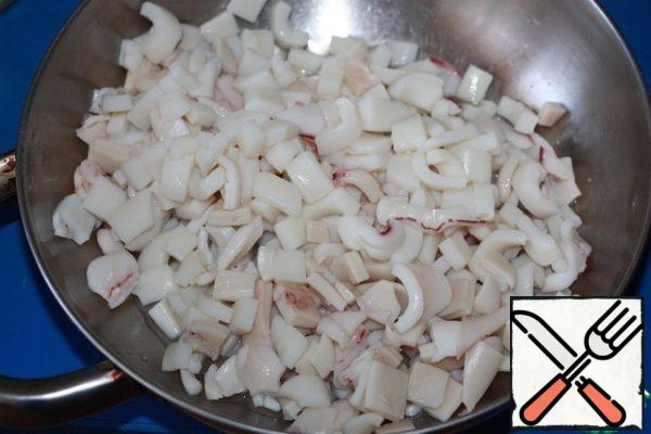 Finely chop the squid.
