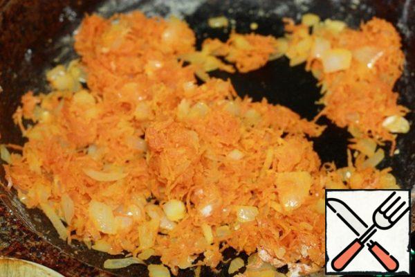 Heat the oil in a frying pan and fry the finely chopped onion. If the seaweed salad lots of onions, respectively, the amount of onions to reduce.
Add the carrots and fry a little more.
Add flour and mix well.