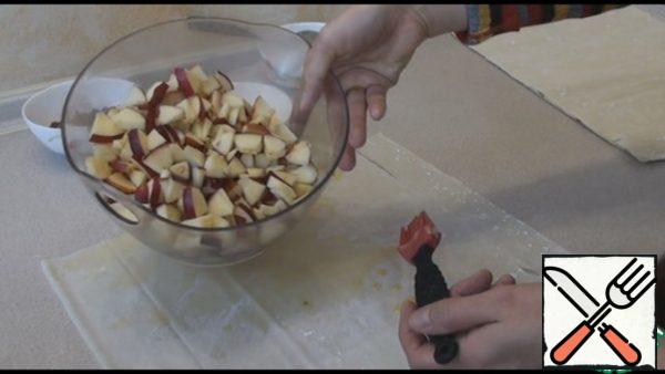 Wash the apples, if you want to clean from the skin, I didn't clean and cut into small pieces. Can be be preparing with raisins, then need inject his small number of boiling water and to leave on 5 minutes. Melt butter. Dough Phyllo defrost, it is better to do it in the refrigerator.