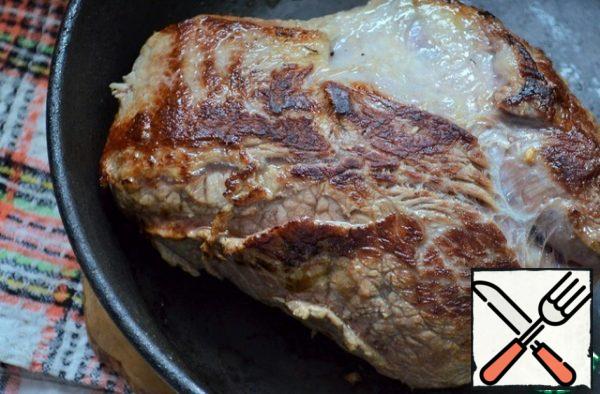 Preheat the frying pan, grease it with fat! vegetable oil
and fry the meat until a beautiful blush, for 5 minutes on each side.
