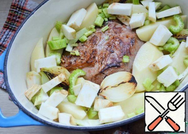 Put the meat, potatoes, both types of celery, onions in a cauldron or roasting pan.

