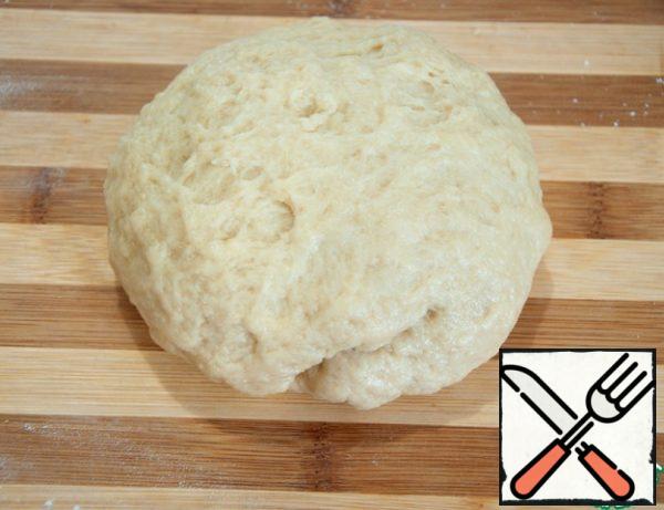 Knead a homogeneous dough. Transfer the dough to a clean bowl greased with vegetable oil, tighten with a film and leave to ferment for 1.5 hours.
