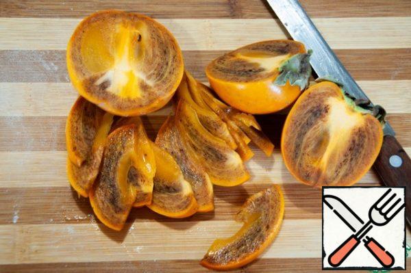 Cut the persimmon into slices.

