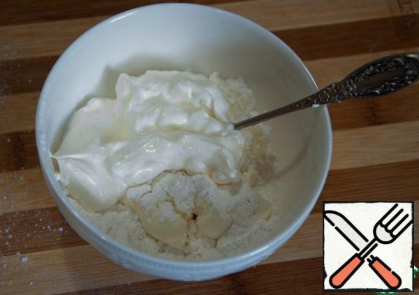 Prepare the white sauce. Mix cream cheese with sour cream and powdered sugar.
