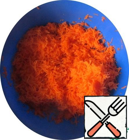 Turn on the oven to heat up to 175 degrees. C.
Carrots grate on a small grater. Perhaps this is the longest and most time-consuming part of the whole process.