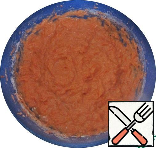 To grated carrots, add the egg mass, vegetable oil (odorless), baking powder and flour, mix well. You can with the mixer at low speed.