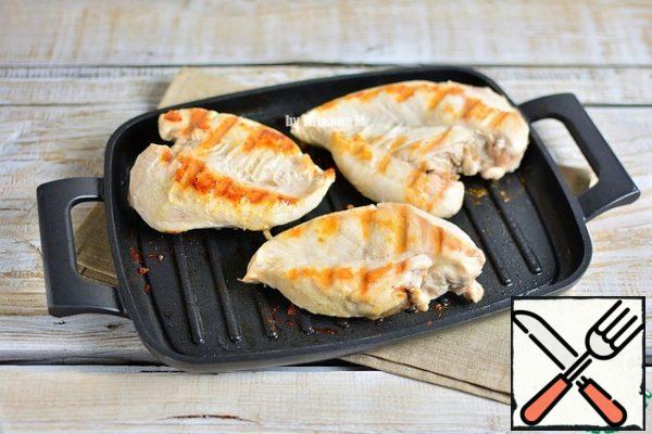 Olive oil mixed with vinegar and honey, salt to taste, pour the chicken breast, RUB in the marinade and leave for 10-15 minutes.
Fry the breast in a pan, turning until tender (10 minutes, do not over-dry)