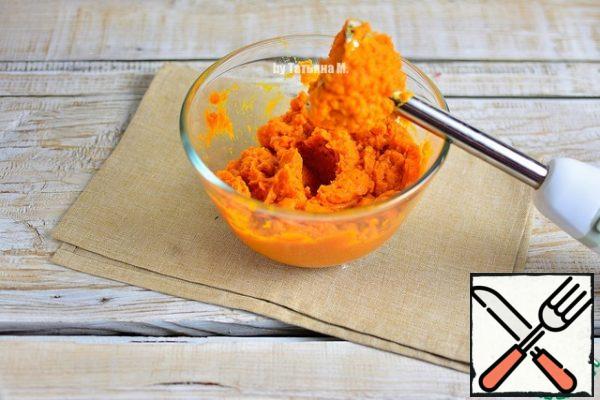 Pumpkin mash with a fork, add butter at room temperature, garlic powder, red pepper and allspice, salt to taste, punch blender and put in the refrigerator for 30 minutes.