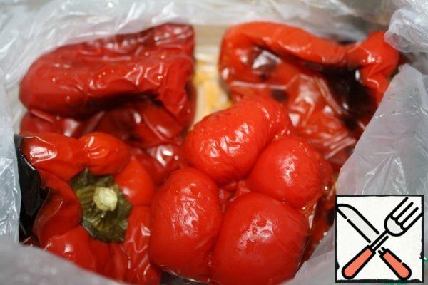 Pepper bake for about 40 minutes at temp.200 deg.
Then put it in a bag and let it lie for 15 minutes, so it is better to clean the skin.