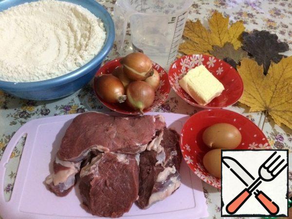 Prepare all the products. I took 2 times more food for cooking, because I always freeze part of the dumplings to treat unexpected guests. Friends often come to me to treat me with my dumplings at the same time.
