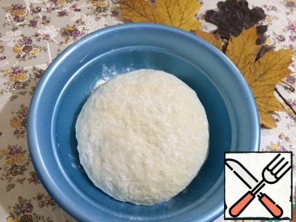 In a deep bowl, sift the flour, make a depression in it, break the egg there. In water dissolve the salt, add sunflower oil. By slightly mixing the flour, knead the dough. We can take 5-6 cups of flour, it depends on the size of the egg, and the moisture content of the flour. Knead for at least 5 minutes, as a result we get an elastic, homogeneous dough that does not stick to the hands. Cover with cling film and leave the dough to rest for 30 minutes.