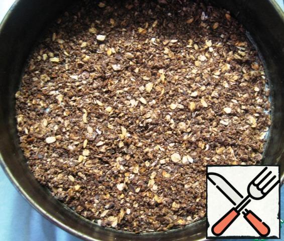 In a baking dish (diameter 20 cm, the bottom is covered with baking paper) pour half of the streusel, distribute and slightly tamp.