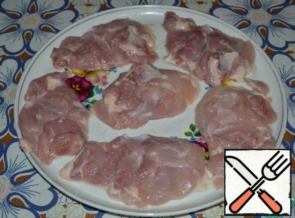 For cooking, I took the finished chicken thigh fillet. But you can make the fillet yourself, carefully removing the meat from the bone and removing the skin.