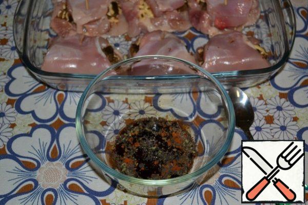Grease the mold with vegetable oil, lay out the chicken pockets. Prepare a hot cream sauce: pour soy sauce into a deep bowl, add paprika, basil and 1 tsp salt.

