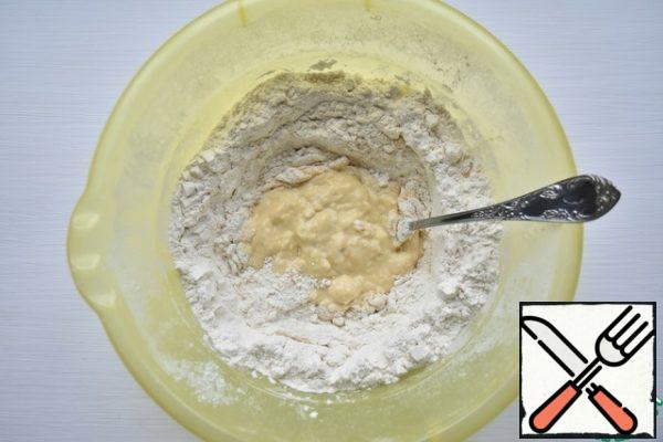 Start kneading the dough by stirring the flour from the edges of the funnel.