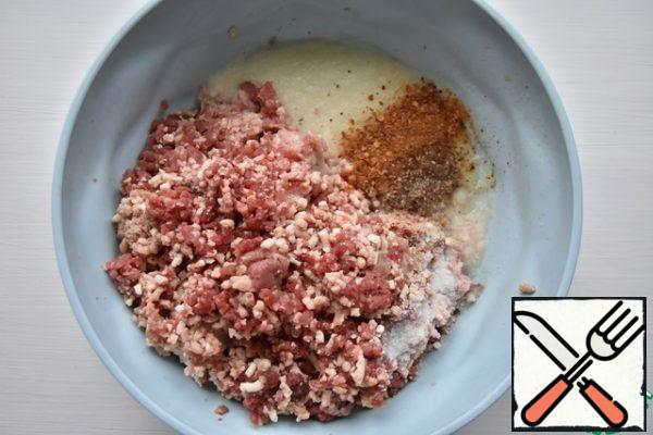 Add chopped onion, salt, spices and water. If desired, you can add chopped coriander to the minced meat.