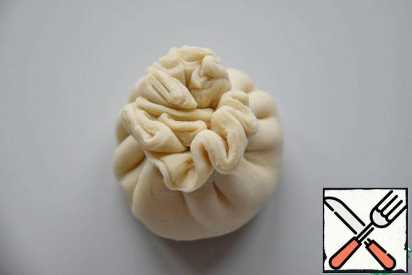 It is good to fasten it between the fingers, the resulting tail of folds
