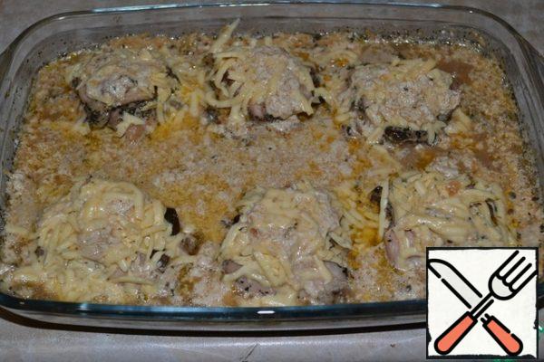 After 40 minutes, remove the form from the oven, remove the foil, remove the toothpicks. Sprinkle the pockets with grated cheese and pour the sauce over them.