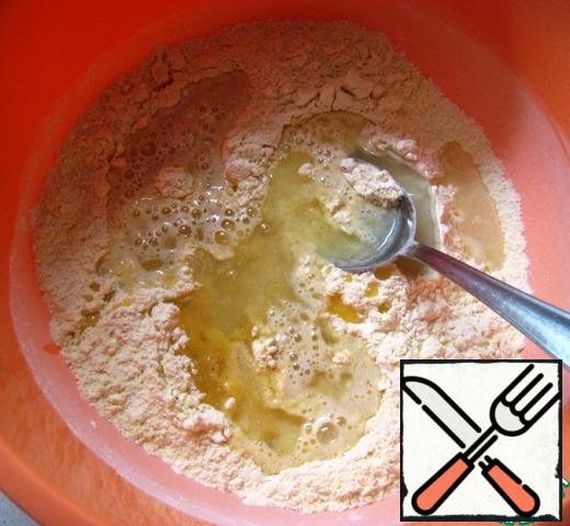 Pour water and vegetable oil. Start hands knead the dough, collecting it into a ball. Knead until smooth, soft, smooth (if necessary, you can add a little oil or flour, if the dough is too tight or will not be collected).