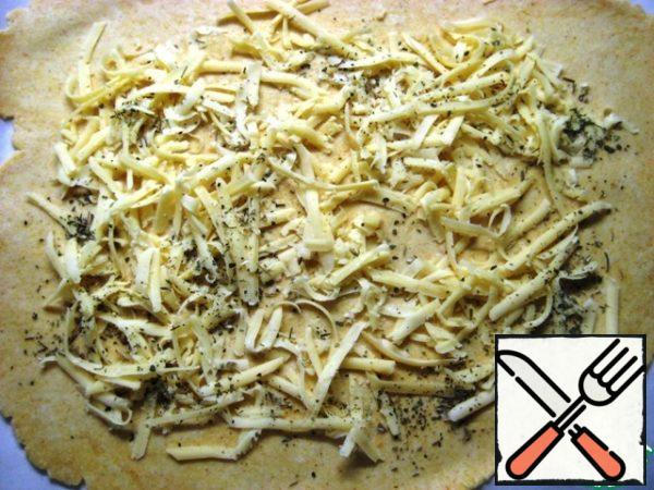 Sprinkle with half of the prepared cheese and sprinkle with 1 tsp Basil, leaving the edges (2-3 cm) clean.