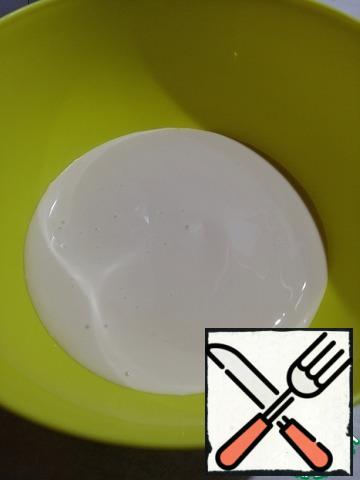 In a bowl, pour the fermented baked milk.