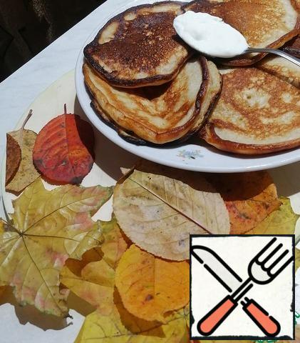 Pancakes fry in a pan on both sides and serve with sour cream.