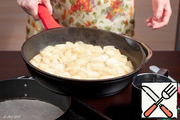 Wait until the juice turns into syrup. The pieces no longer float in it, but as if stewed.
