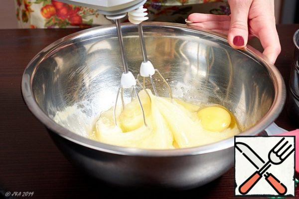 Add salt and sugar to the eggs. I saw a simple recipe for a classic biscuit from some master on the Internet - one egg of 30 grams. flour and 30 gr. sugar. Now I use it, and everything works out.
Beat with a mixer, gradually increasing the speed.
