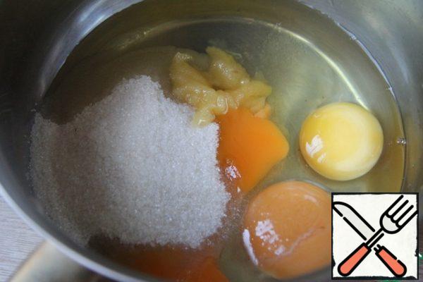 Mix eggs, sugar, honey, salt and vanilla and put in a water bath. Preheat to 40-45 degrees, stirring.
