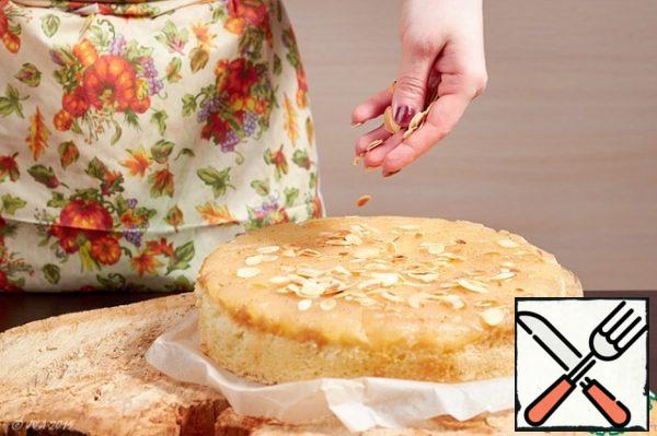 Fry a handful of almond petals in a dry frying pan. Sprinkle them over the charlotte.
