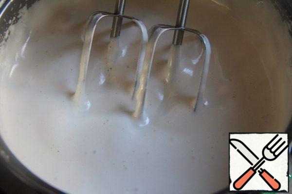 Beat in a warm state until the volume increases and the lush state (if you draw a pattern with a flowing dough, it should not immediately disappear).
