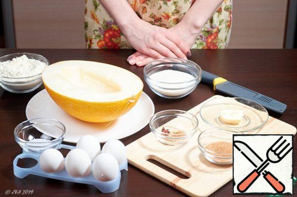 Prepare all the necessary ingredients. I have a shape with a diameter of 22 cm. Turn on the oven at 180C, let it heat up.
