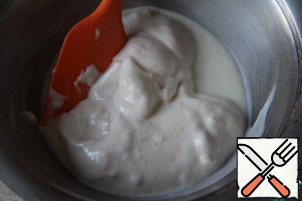 A small part of the whipped mass mixed with milk-curd mixture (for its further uniform distribution in the main mass and that did not have to knead for a long time and not to disturb the splendor)