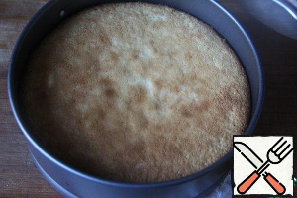 Bake at 170 degrees for about 35 minutes. When the cake is ready, it springs slightly from light pressure, and the toothpick comes out dry.
After taking the mold out of the oven, turn it over on the grill to cool.
