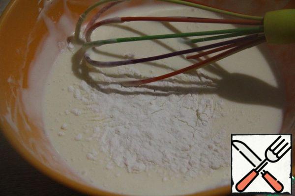 Prepare the first curd layer: mix cream cheese with sugar and vanilla. Stir until smooth. Add the egg and mix well. Add cream and mix with flour until smooth.
