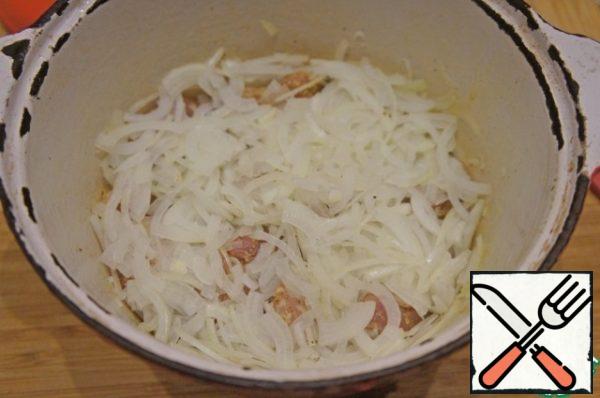 Cut the onion into quarters and put it on the meat.
