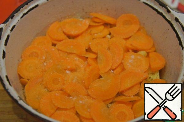 Then put the carrots, cut into thin slices, and season a little. On top of the carrots, put the prunes cut into strips.