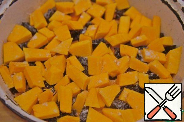 Then put the pumpkin cut into small cubes and again a little salt and pepper. Sprinkle with raisins.
