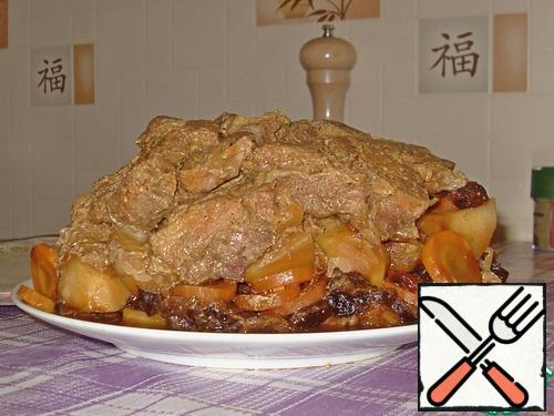 When serving, turn the roast onto a dish so that the meat is on top (this is a photo from the previous cooking). It is possible to impose on plates a shovel, capturing all layers, but it is quite difficult to carry out.