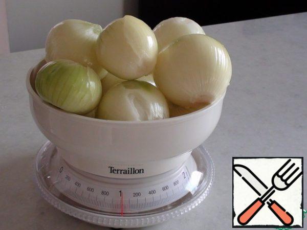 Peel, wash and weigh the onion. Or do not weigh, but take the approximate weight "by eye".

