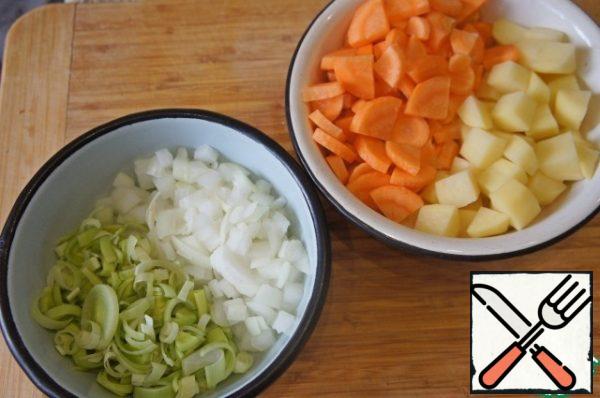 Stalk leeks cut into rings, onions, potatoes and carrots-small cubes.