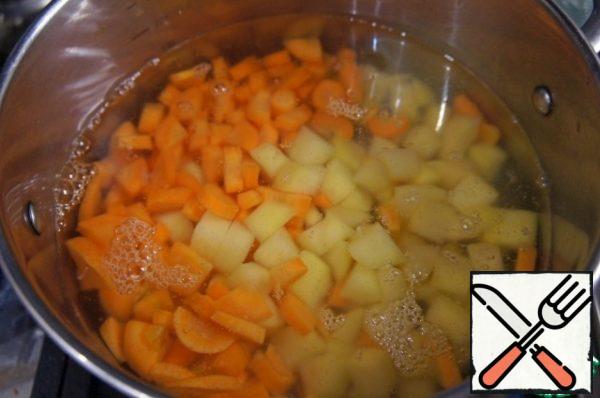 Bring the water to a boil, pour in the carrots, cook for 10 minutes, then add the potatoes and cook after boiling over low heat for another 20 minutes.
