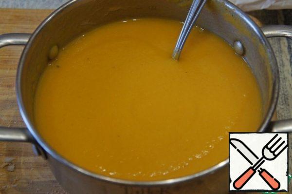 Add vegetable broth to the puree to give it a consistency, and bring it to a boil again.
