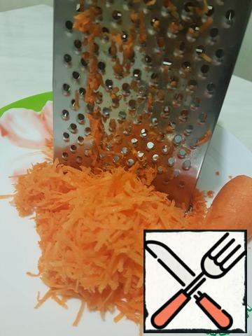 Grate the carrots on a small grater.