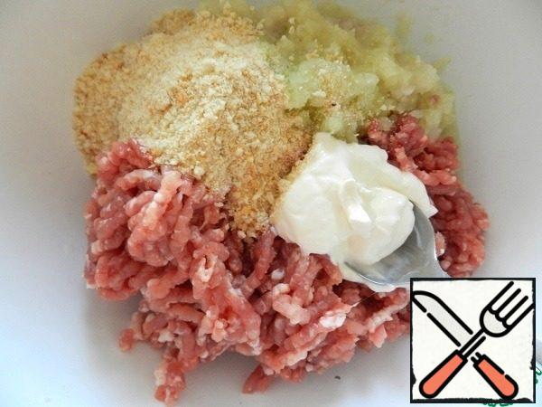 Pass the pork through a meat grinder with 2 onions. Add 2 tbsp sour cream, 3 tbsp breadcrumbs with a slide, salt, pepper to taste.
