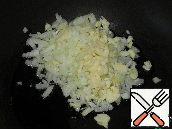 Heat 3 tbsp olive oil in a frying pan. Fry the onion and garlic until soft for 3-5 minutes.